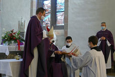 Beauftragung zu Lektorat und Akolythat in St. Marien, Volkmarsen (Foto: Karl-Franz Thiede)